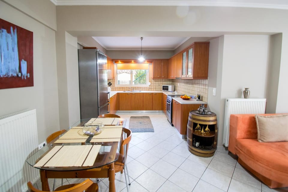 Kitchen or kitchenette, Living room, Seating area, Dining area, minibar, oven, pet friendly, stove