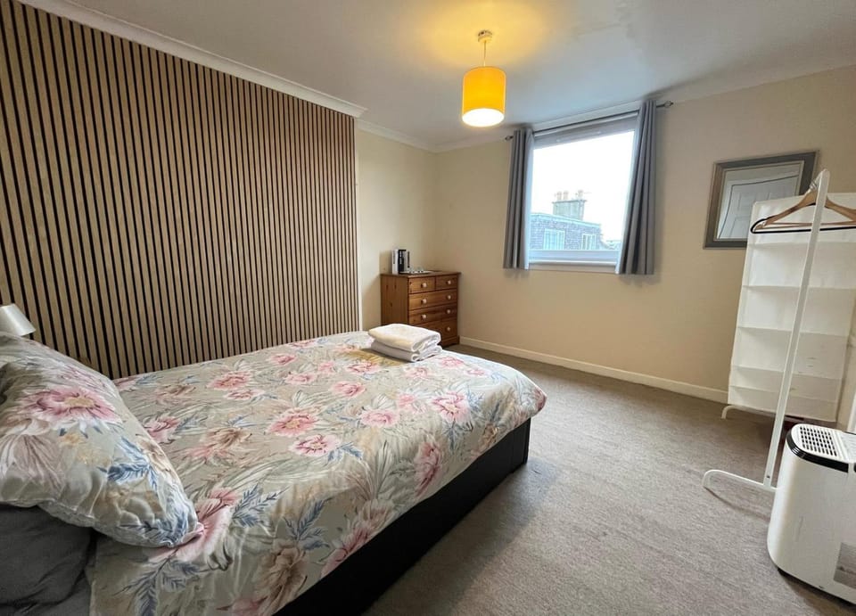 Beach & City Access - 2 Floors, Full Kitchen, Free Parking Apartment in Scotland