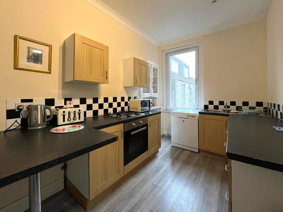 Beach & City Access - 2 Floors, Full Kitchen, Free Parking Apartment in Scotland
