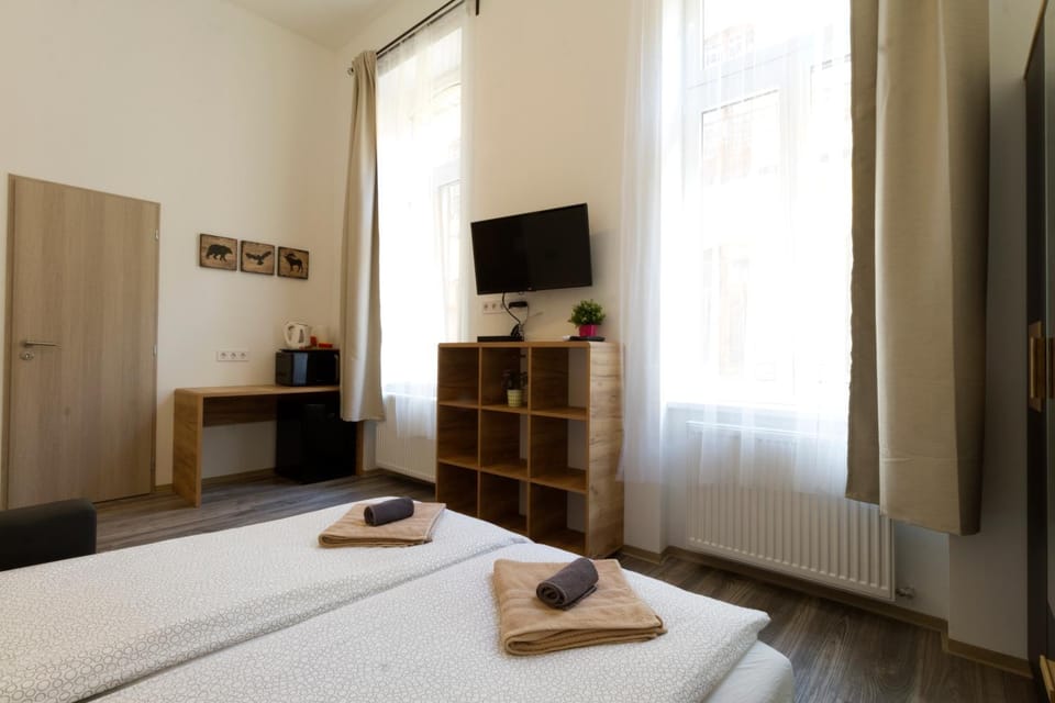 Bed, TV and multimedia, Photo of the whole room, Bedroom