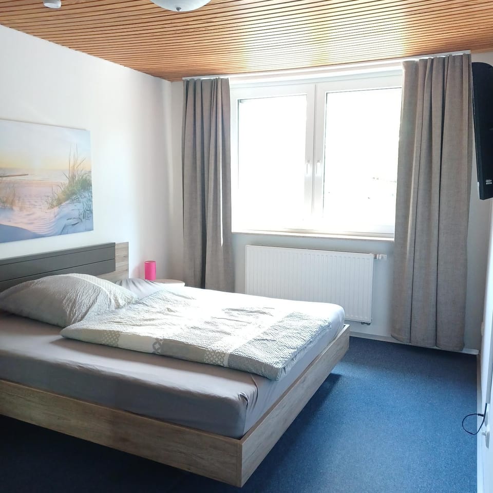 Bed, TV and multimedia, Bedroom