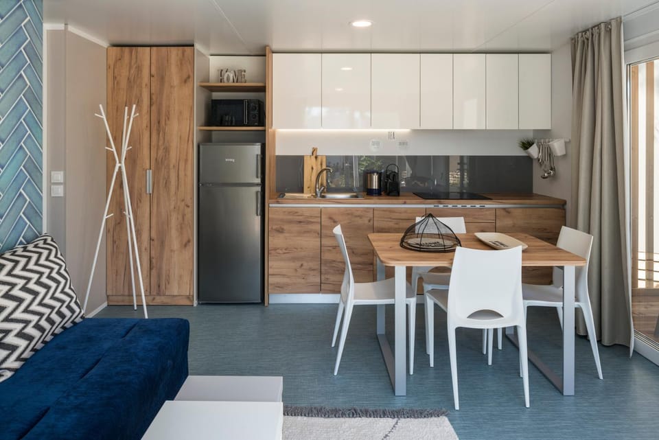 Kitchen or kitchenette, Living room, Seating area, Dining area