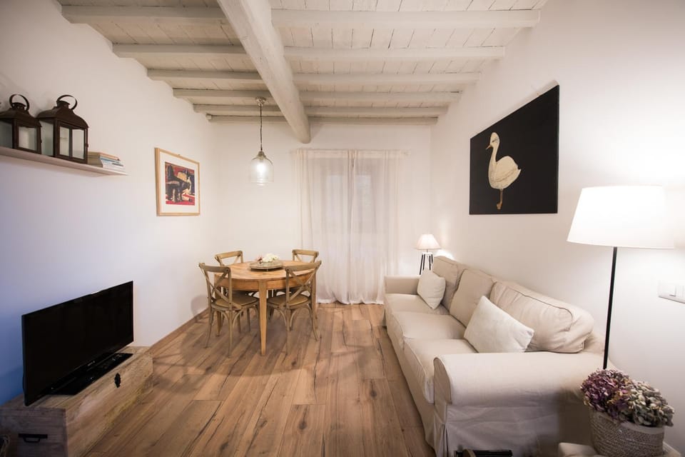 TV and multimedia, Living room, Seating area, Dining area