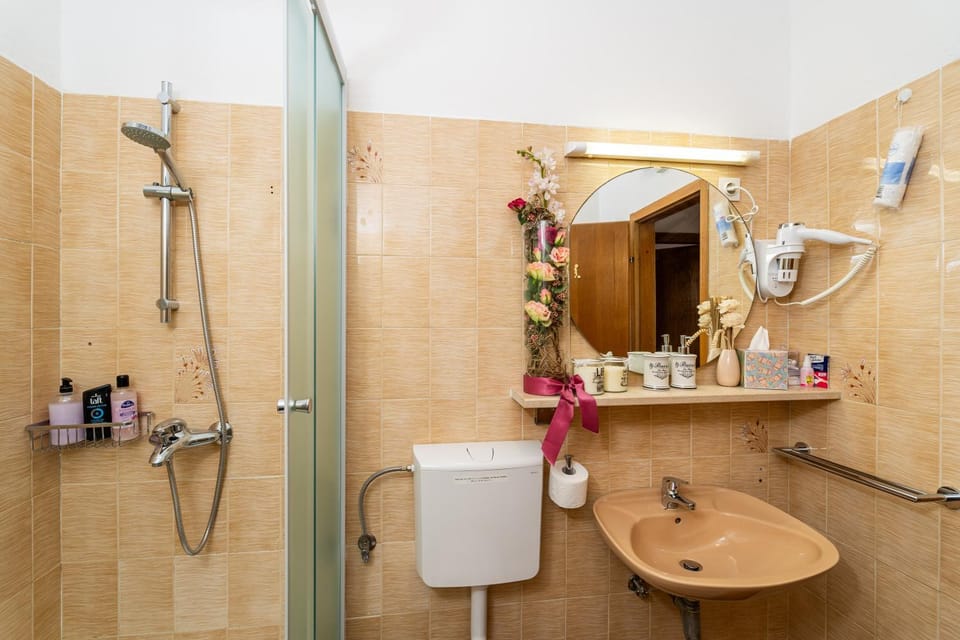 Shower, Toilet, Bathroom, towels