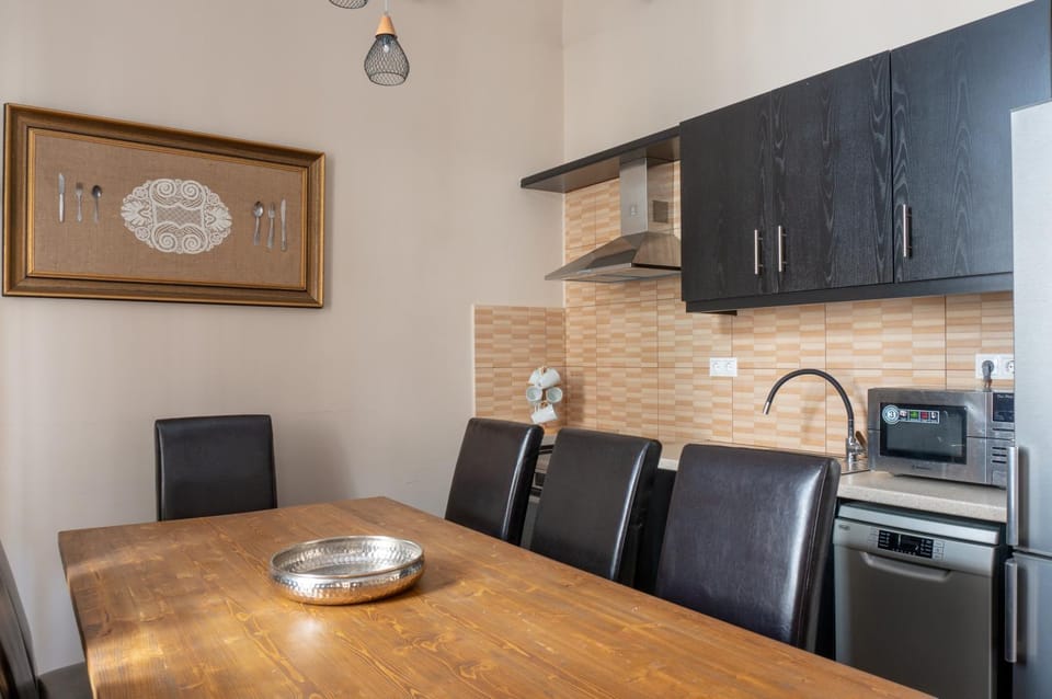 Kitchen or kitchenette, Dining area