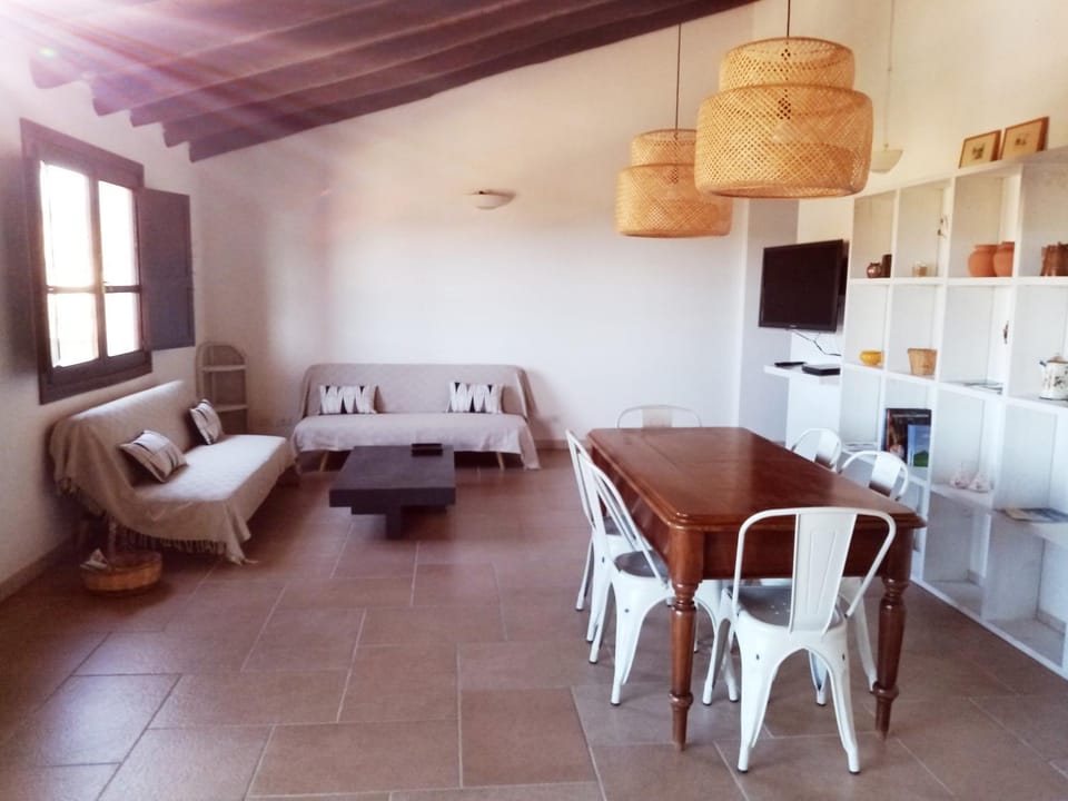 TV and multimedia, Living room, Seating area, Dining area