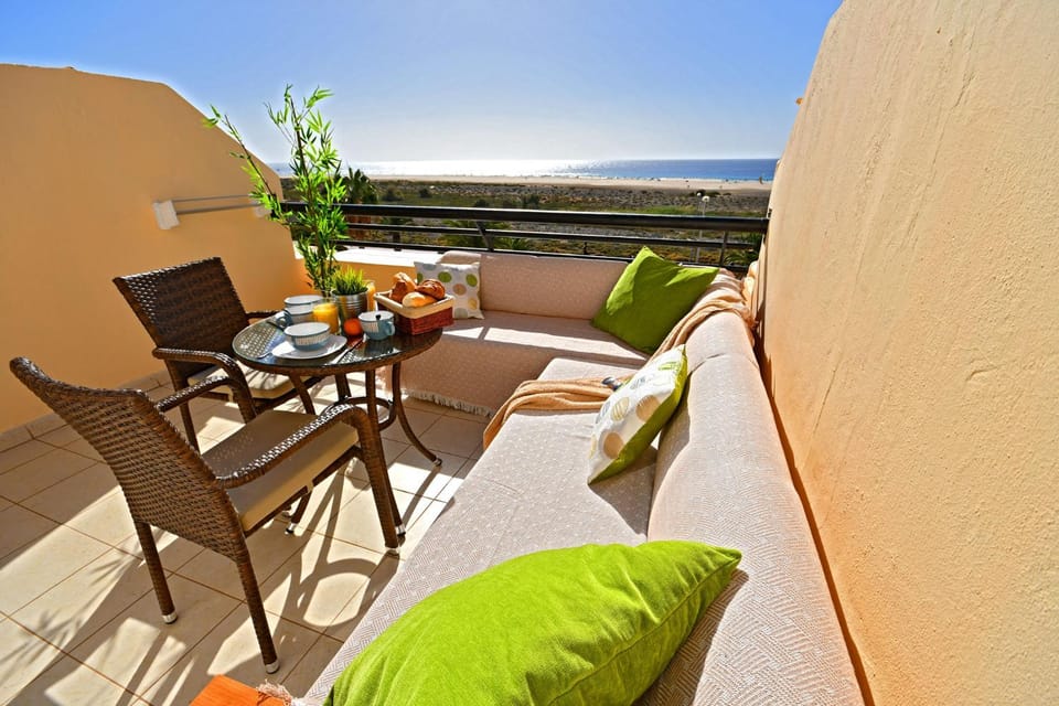 View (from property/room), Balcony/Terrace, Seating area, Dining area, Sea view