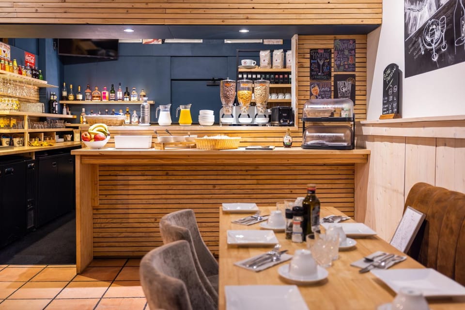 Restaurant/places to eat, Food and drinks, Banquet/Function facilities, Food, Breakfast, Continental breakfast, Drinks