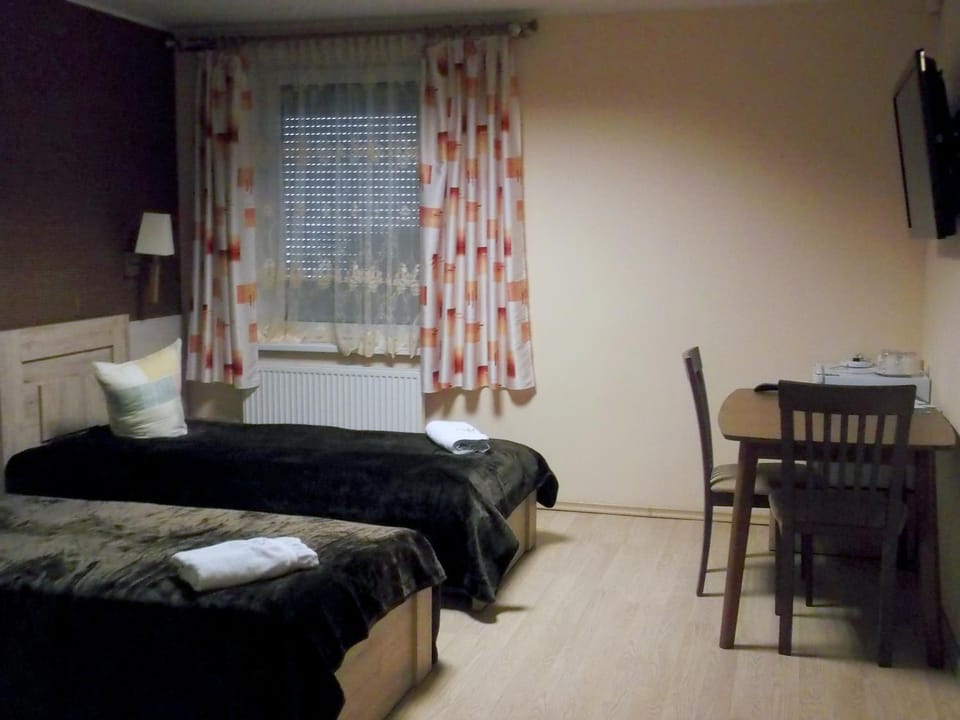 Bed, TV and multimedia, Bedroom