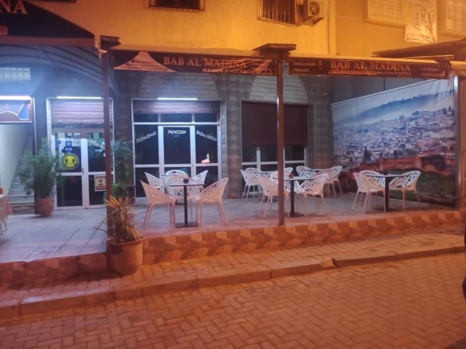 Restaurant/places to eat, Night, Seating area