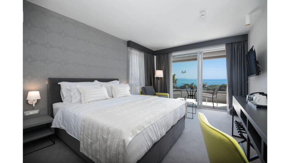 Bed, Bedroom, Sea view