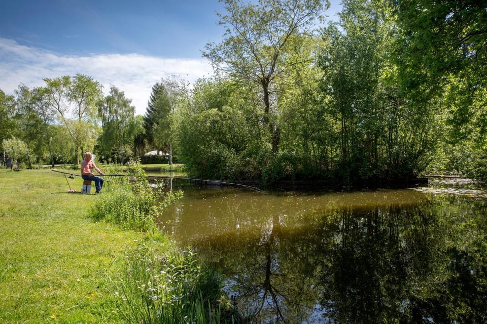 Fishing, Golfcourse, Horse-riding, Table tennis, Hiking, Cycling, Lake view