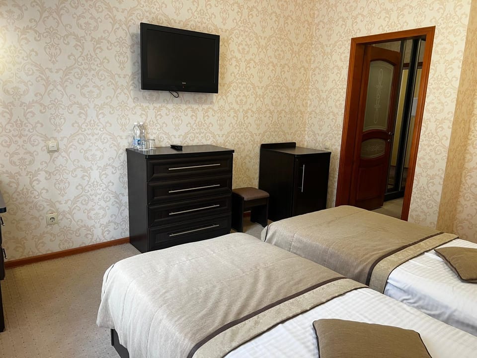Bed, TV and multimedia, Photo of the whole room, Bedroom