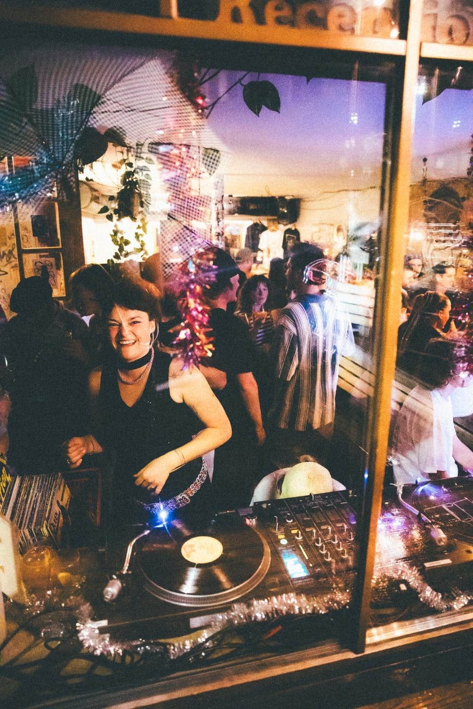 People, People, Nightclub / DJ, Nightclub / DJ, Lounge or bar, Drinks, Alcoholic drinks, Non alcoholic drinks