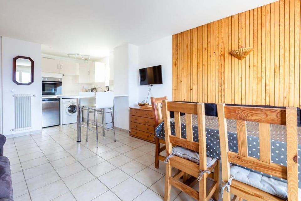 Bed, kitchen