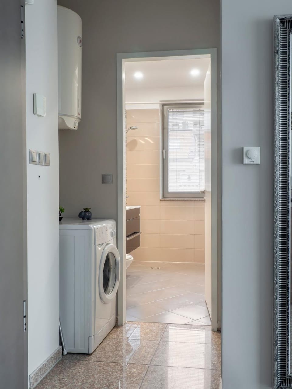 Bathroom, Kitchen or kitchenette, washing machine