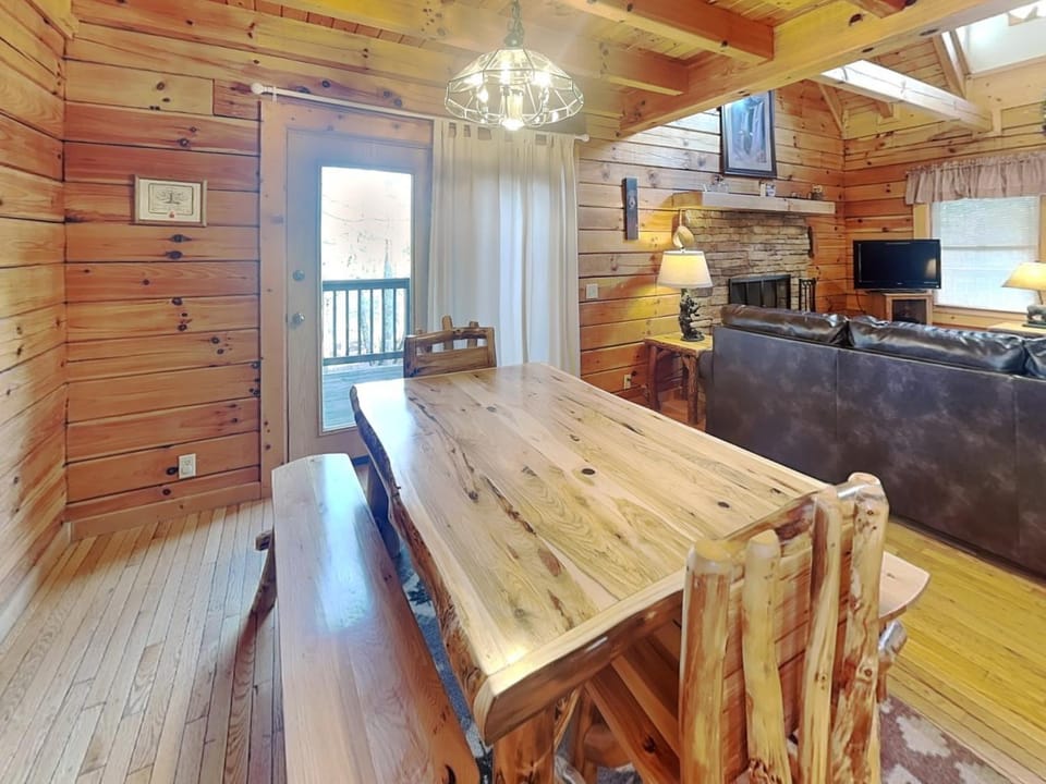 TV and multimedia, Living room, Seating area, Dining area, fireplace, furniture