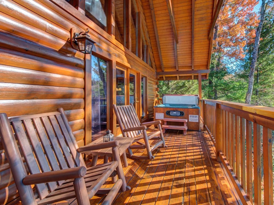 Property building, Patio, Garden, Hot Tub, Balcony/Terrace, Seating area, Autumn, furniture