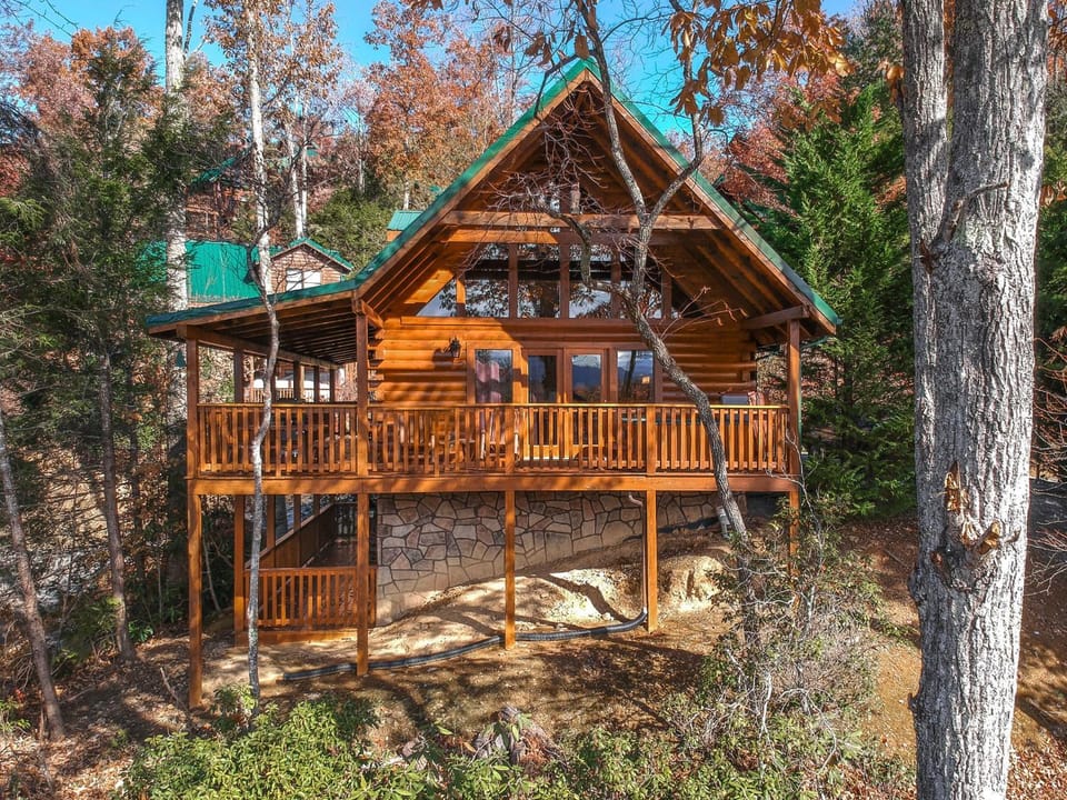 Property building, Natural landscape, Balcony/Terrace, Autumn