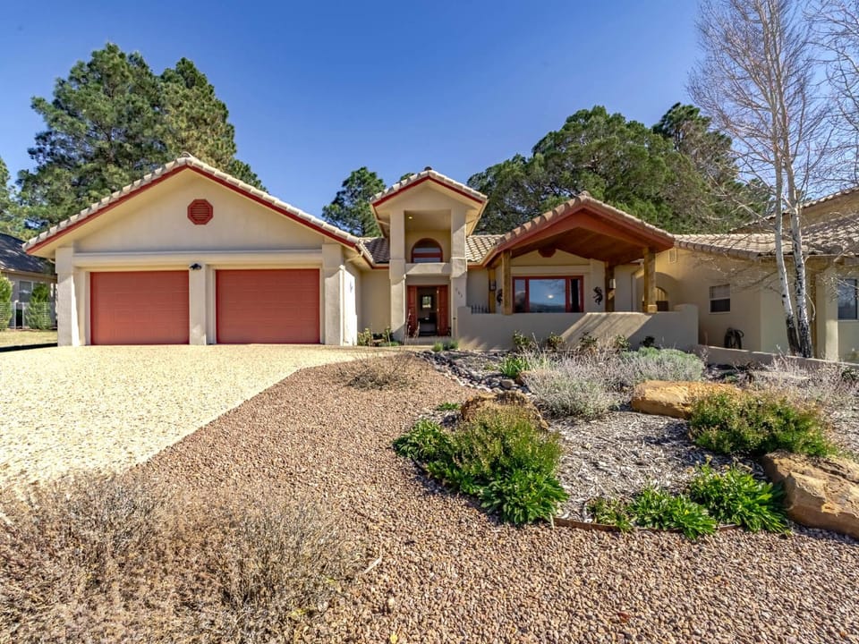 Property building, Facade/entrance, Neighbourhood, Natural landscape, Garden, Parking