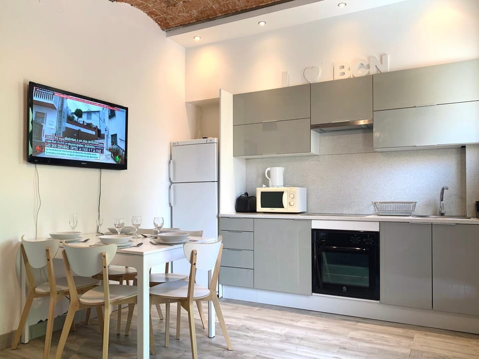 Black & White Apartment in Barcelona