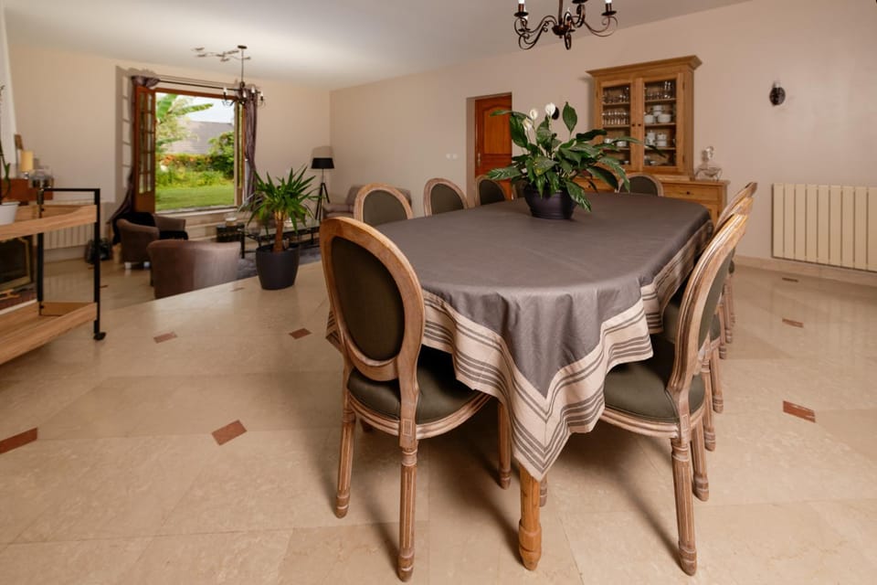 Coffee/tea facilities, Living room, Banquet/Function facilities, Seating area, Dining area, Garden view