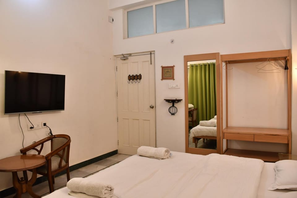 Photo of the whole room, Bedroom, air conditioner