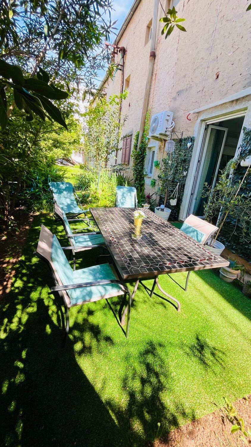 Garden, Seating area, Dining area