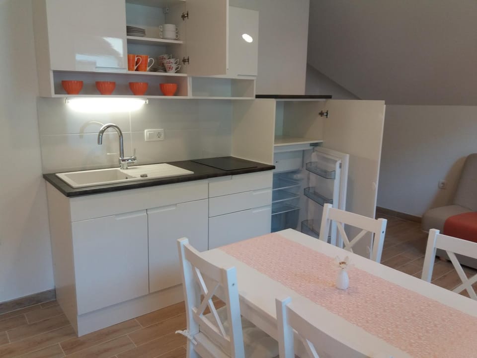 Coffee/tea facilities, Kitchen or kitchenette, Dining area