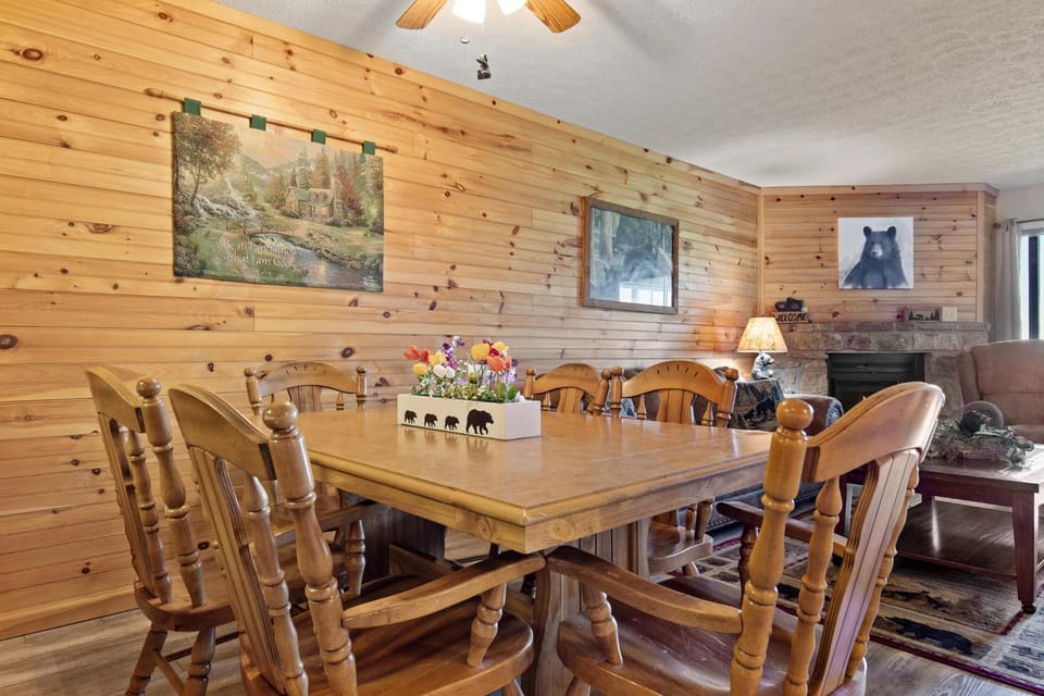 Seating area, Dining area, fireplace, furniture