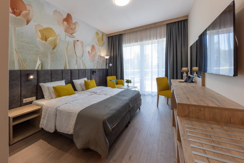 Bed, TV and multimedia, Living room, Photo of the whole room, Seating area, Bedroom