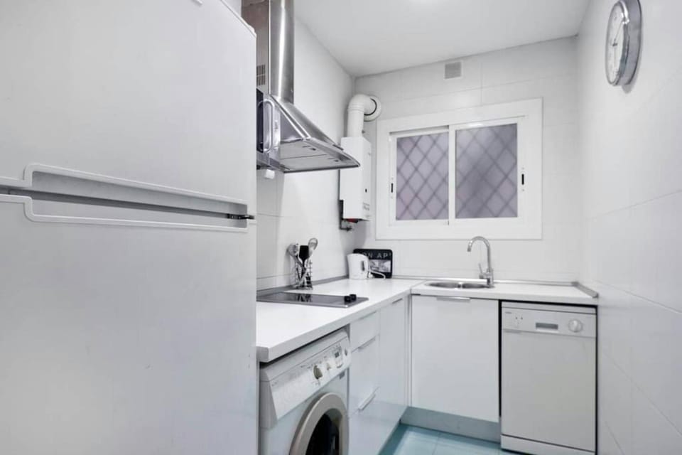 Kitchen or kitchenette, dishwasher, minibar, stove, washing machine