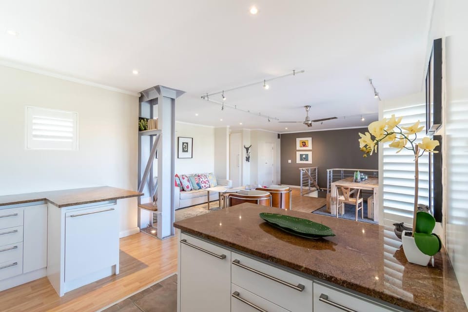 Kitchen or kitchenette, Seating area, Dining area