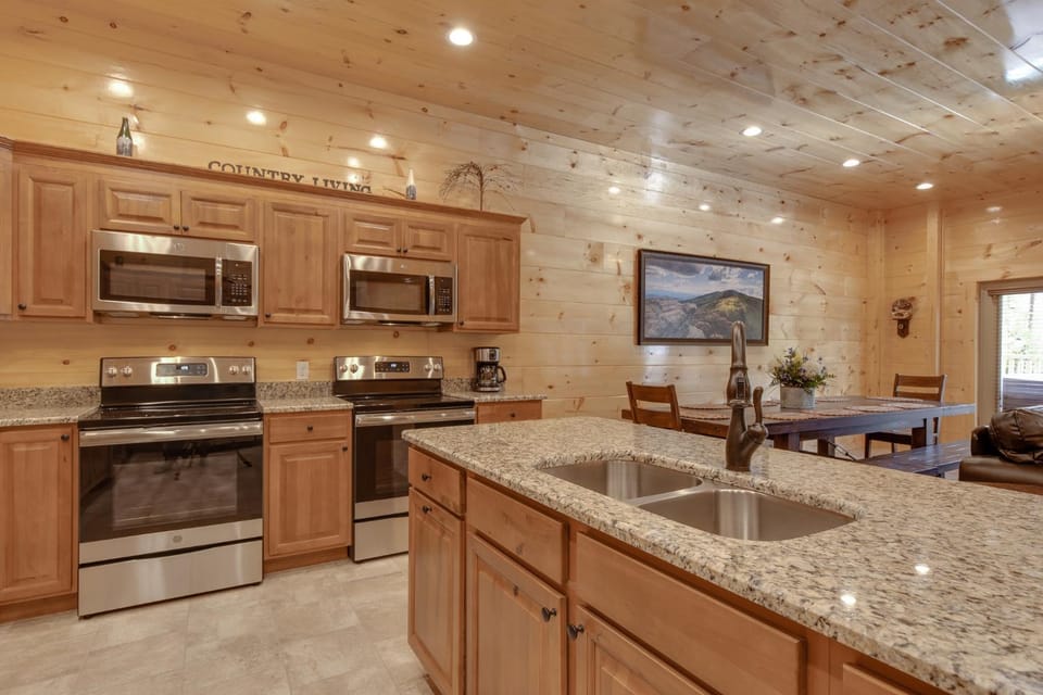 TV and multimedia, Kitchen or kitchenette, Living room, Dining area, microwave, oven