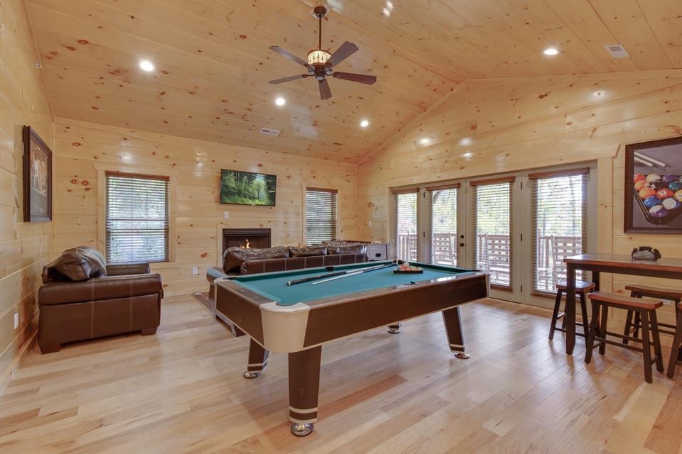 Billiard, Game Room, TV and multimedia, Living room, Seating area, fireplace, furniture