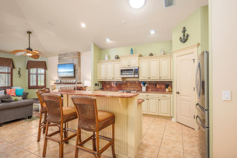 TV and multimedia, Kitchen or kitchenette, Living room, Seating area, furniture, microwave, oven