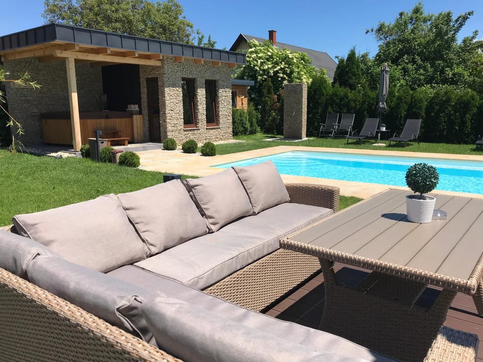 Day, Swimming pool, sunbed