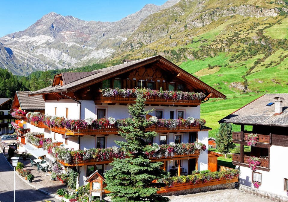 Property building, Facade/entrance