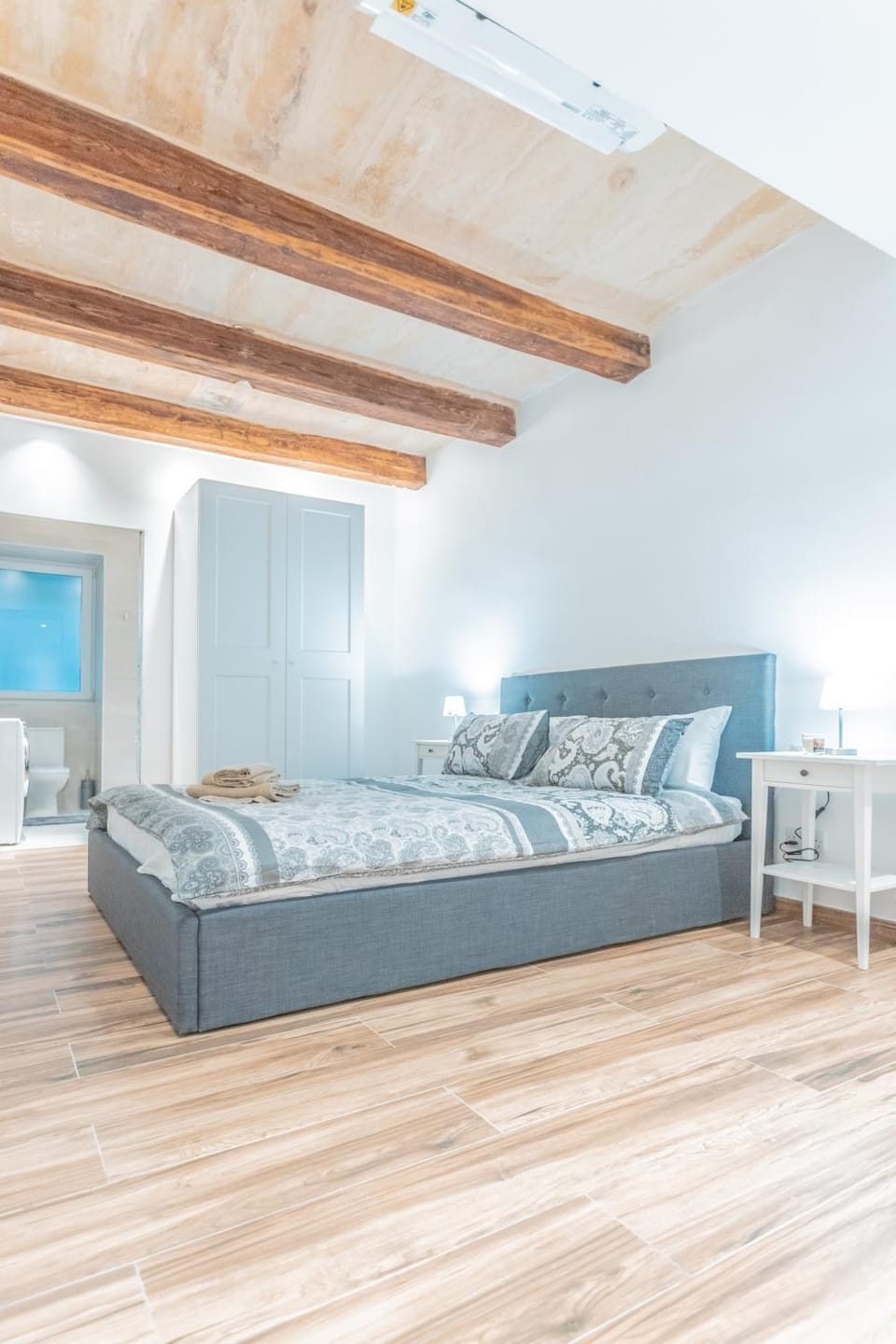 Photo of the whole room, Bedroom