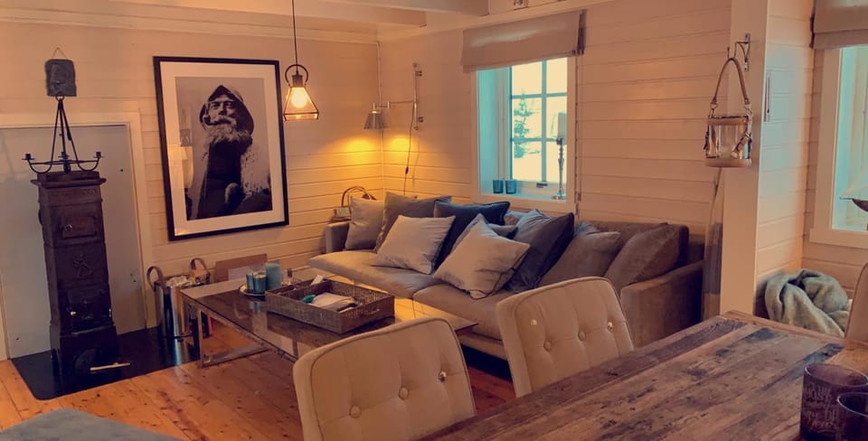 Living room, Photo of the whole room, Decorative detail, Seating area, Dining area