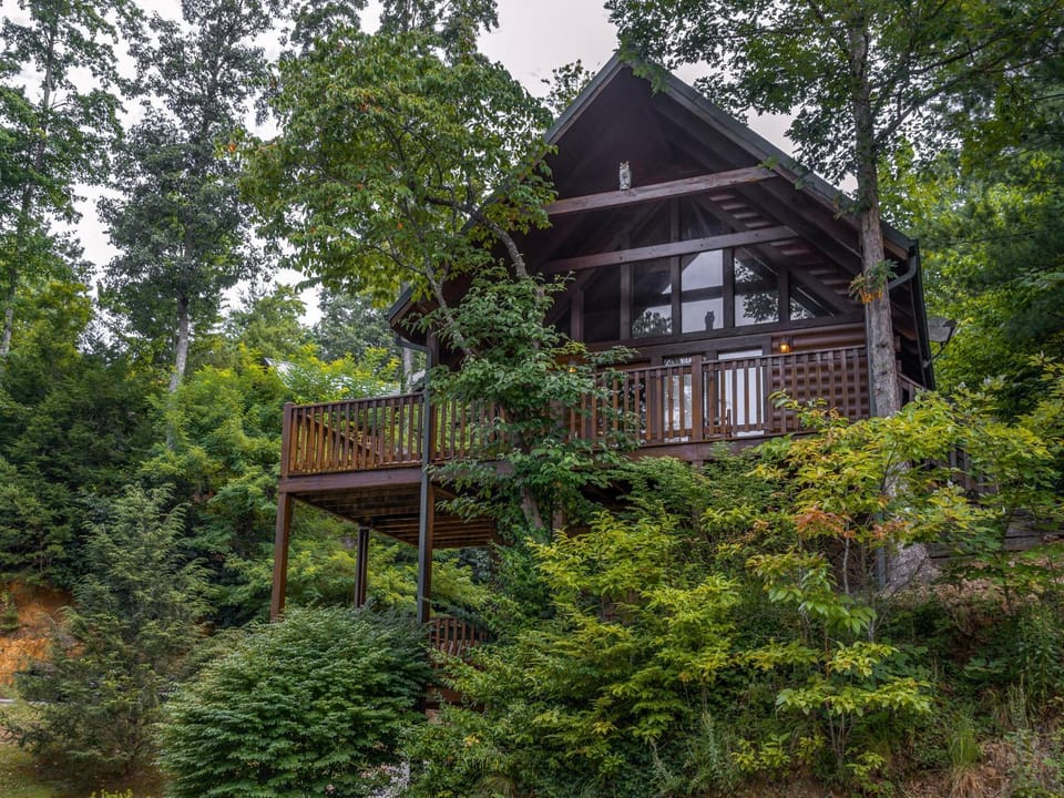 Property building, Natural landscape, Garden, Balcony/Terrace