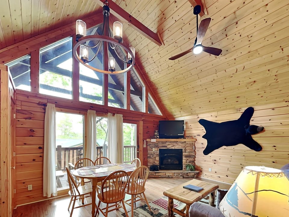 TV and multimedia, Balcony/Terrace, Living room, Seating area, Dining area, Mountain view, fireplace, furniture