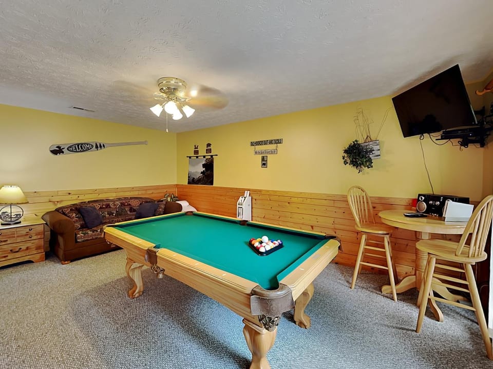 Billiard, Game Room, TV and multimedia, Seating area, furniture