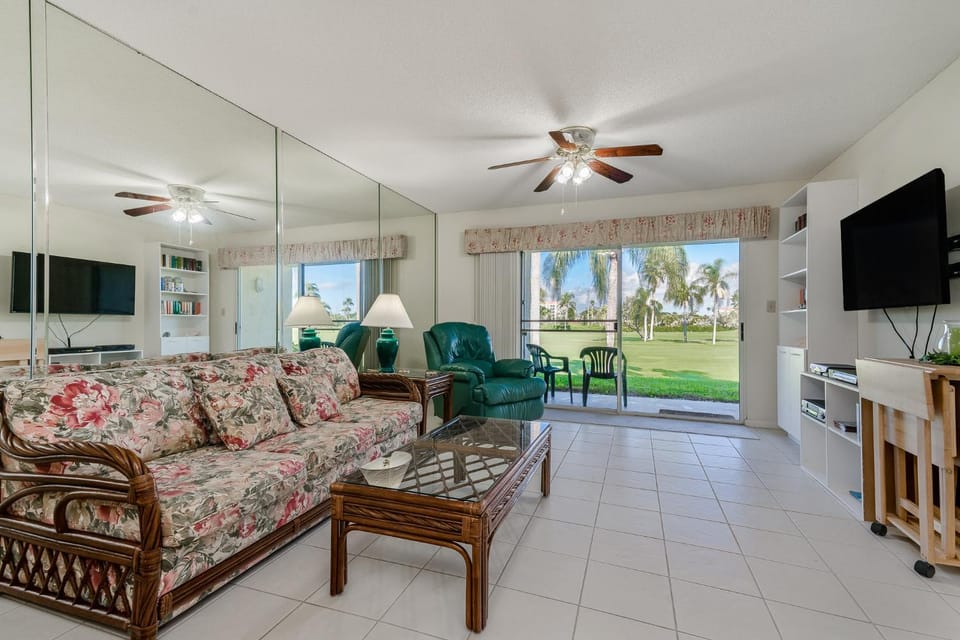 Golfcourse, TV and multimedia, Living room, Seating area, Garden view, furniture
