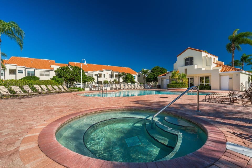 Property building, Garden, Hot Tub, Swimming pool