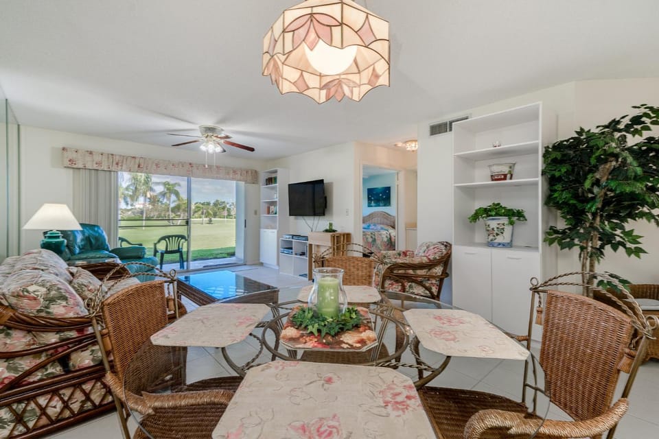 Golfcourse, TV and multimedia, Living room, Seating area, furniture