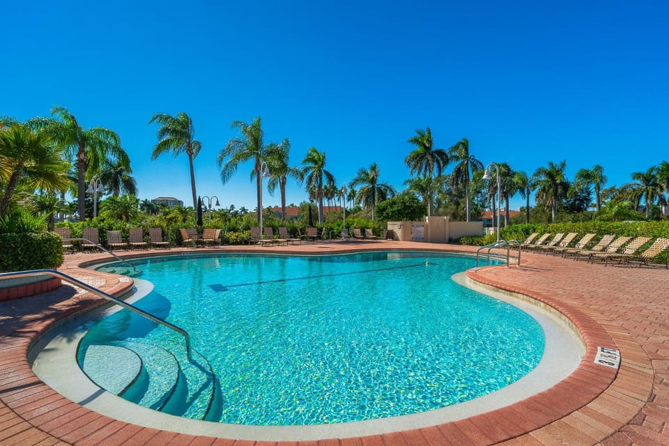 Garden, Seating area, Swimming pool