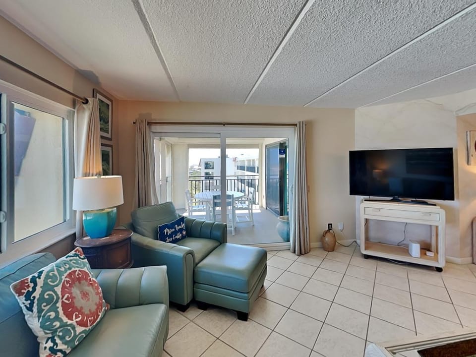 TV and multimedia, Balcony/Terrace, Living room, Seating area, furniture