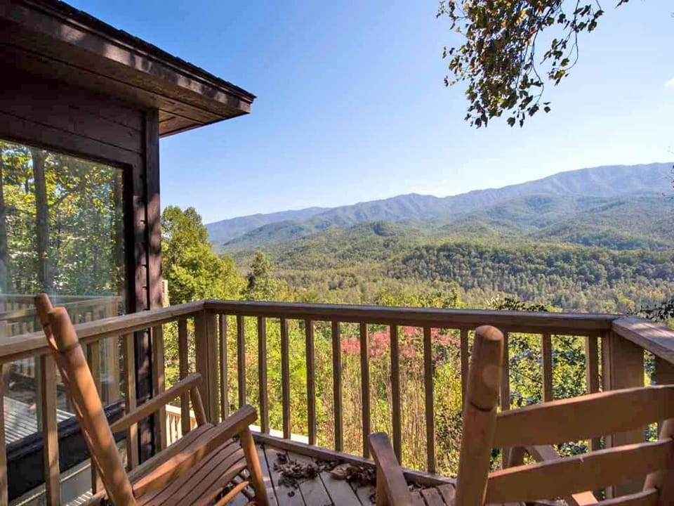 Property building, Natural landscape, Balcony/Terrace, Mountain view