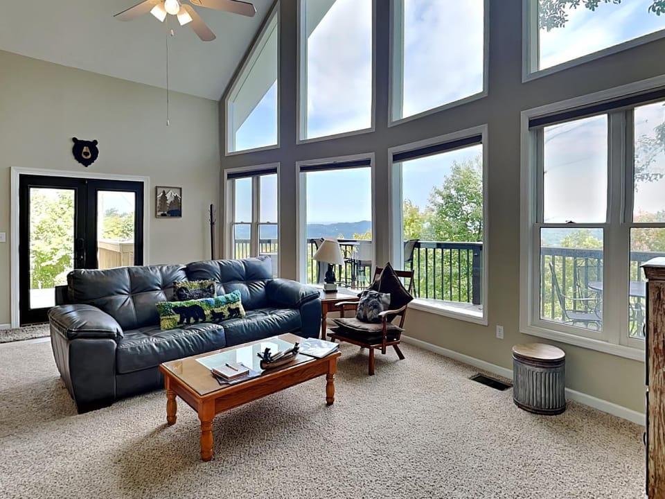 View (from property/room), Balcony/Terrace, Living room, Seating area, Mountain view, furniture